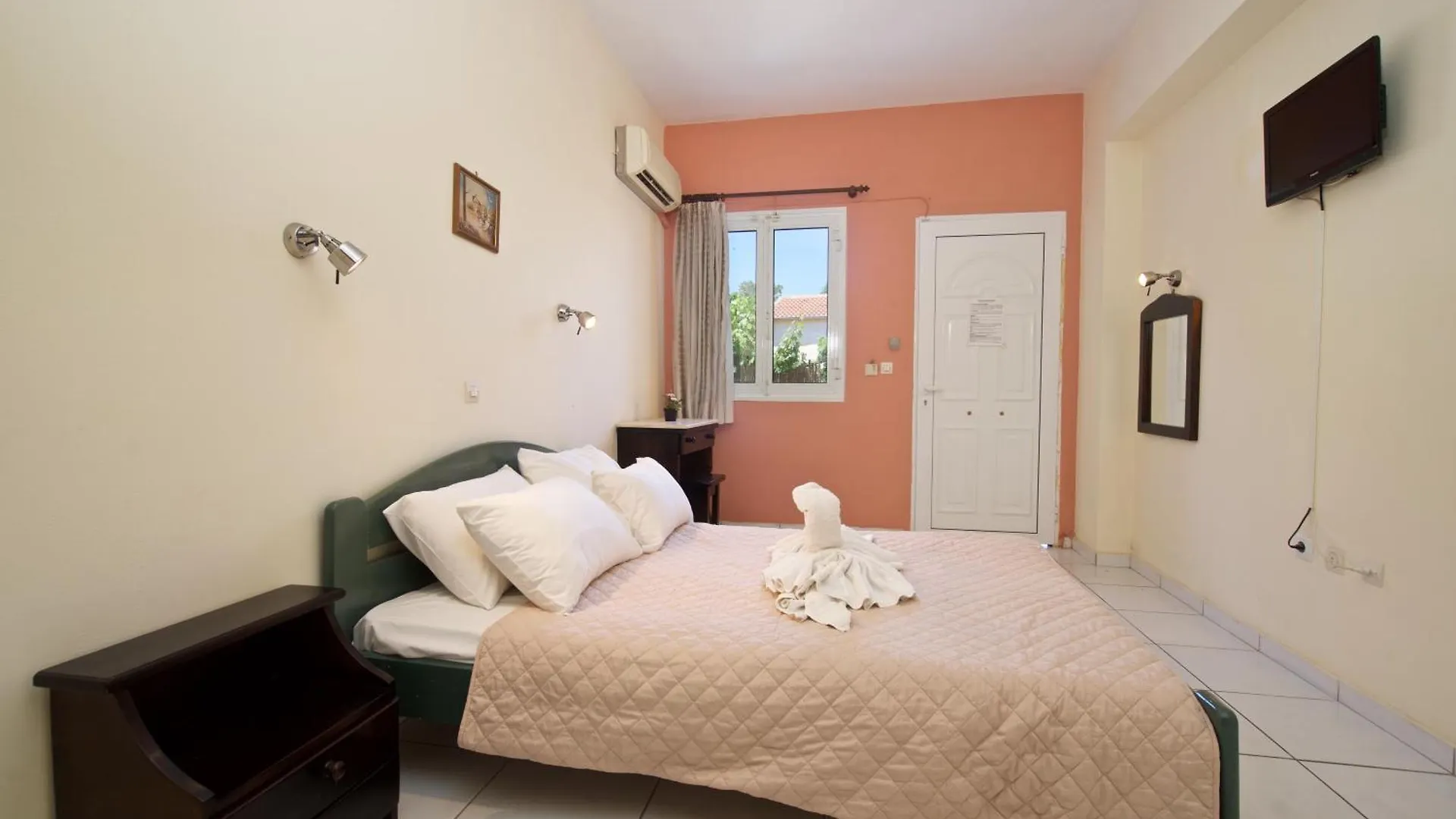 Theodora Studios & Apartments Skala  Grecia