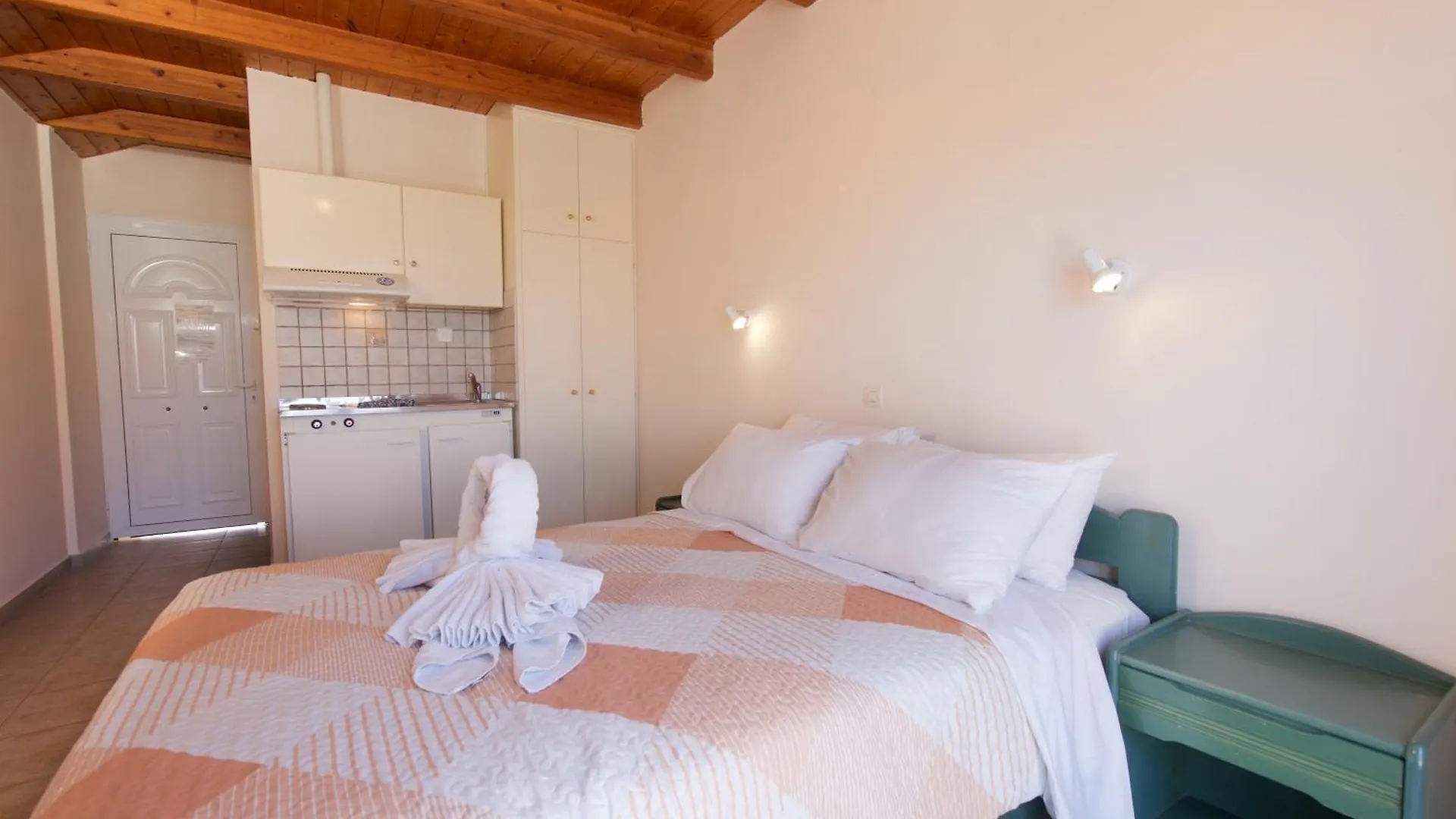 Theodora Studios & Apartments Skala
