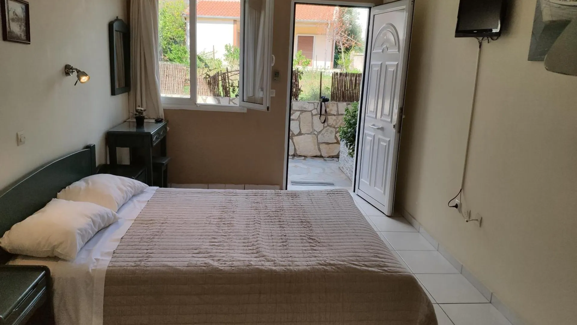 Theodora Studios & Apartments Skala