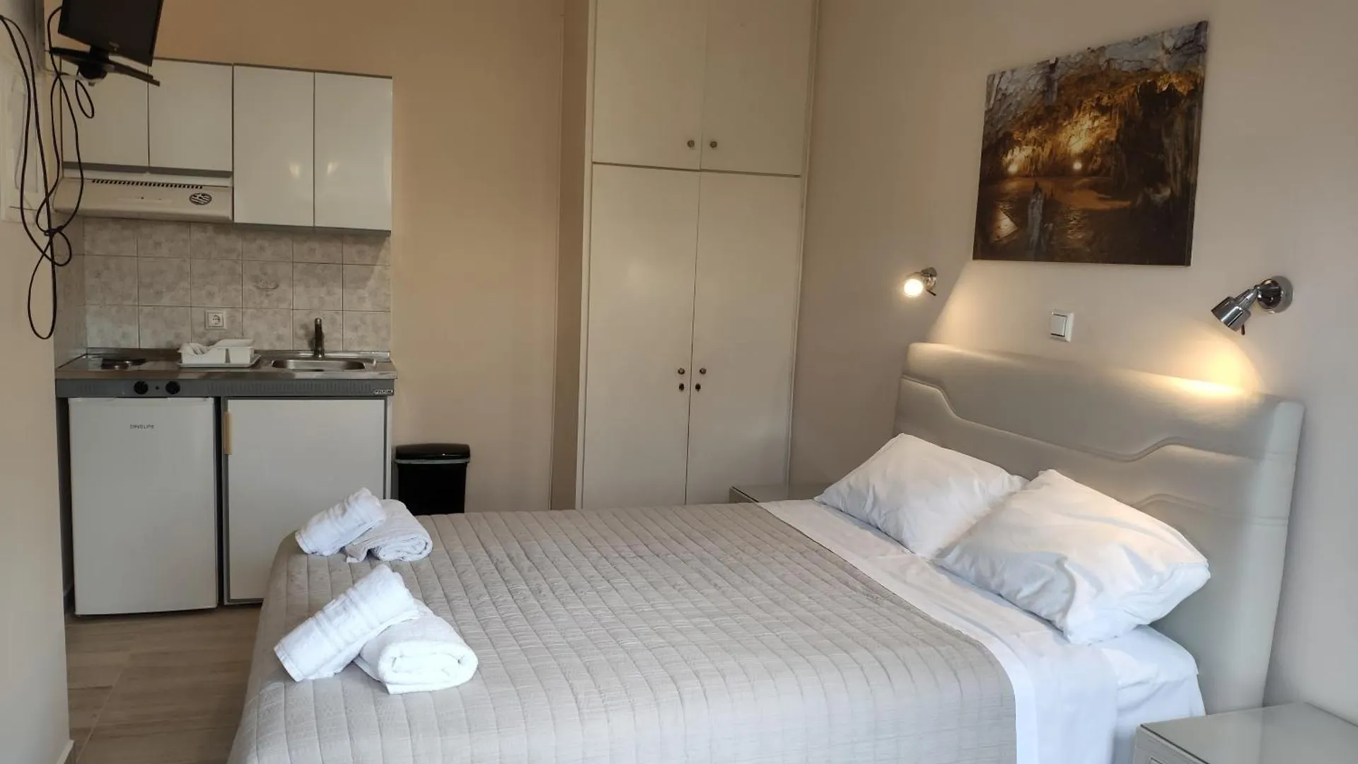 Theodora Studios & Apartments Skala  Grecia