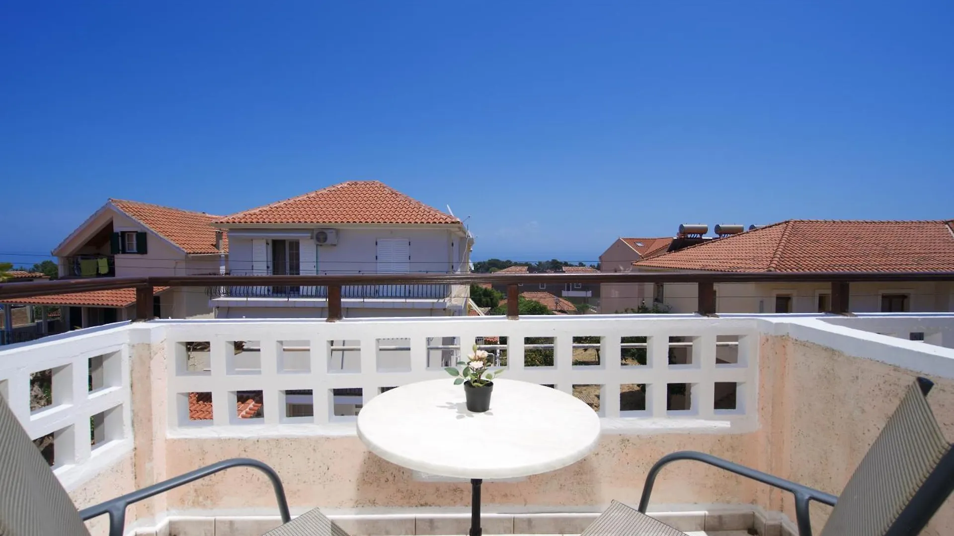 Theodora Studios & Apartments Skala  Grecia